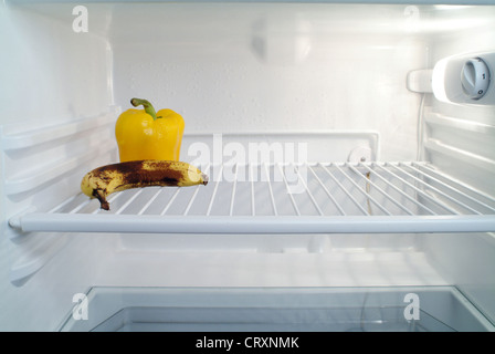 fast leerer Kühlschrank Stockfoto