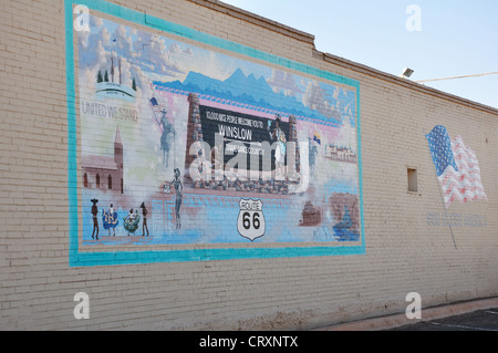 Winslow, Arizona, USA - eine Stadt entlang der historischen Route 66 - Willkommen Schild Wandbild an Wand Stockfoto