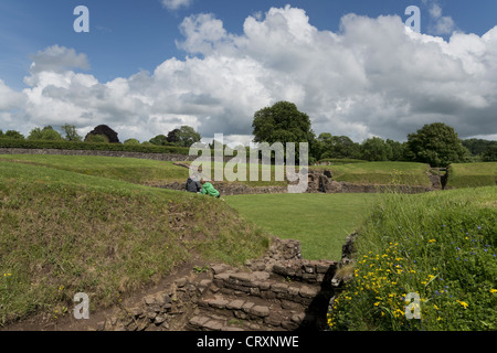 Besucher am römischen Amphitheater, Caerleon, Wales Stockfoto