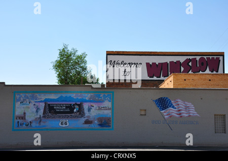 Winslow, Arizona, USA - eine Stadt entlang der historischen Route 66 - Willkommen Schild Wandbild an Wand Stockfoto