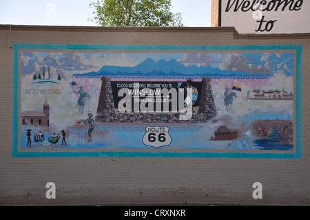 Winslow, Arizona, USA - eine Stadt entlang der historischen Route 66 - Willkommen Schild Wandbild an Wand Stockfoto