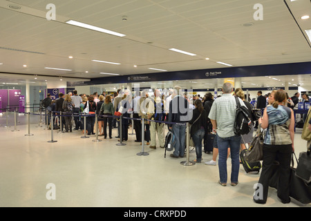 Überfüllten Ankunftshalle Nordterminal, Flughafen London-Gatwick, Crawley, West Sussex, England, Vereinigtes Königreich Stockfoto