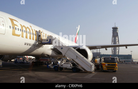 Ein Flugzeug von Emirates Airlines vor dem Flughafen Dubai Stockfoto