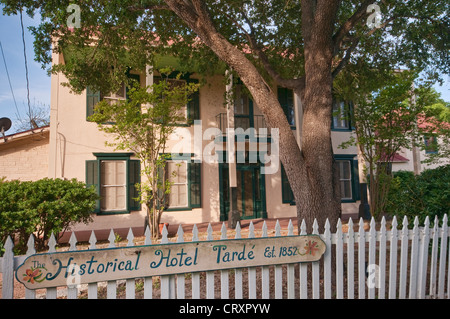 Melden Sie sich am Zaun am Hotel Tarde, erbaut 1852, historischer Spaziergang in etwa, Texas, USA Stockfoto