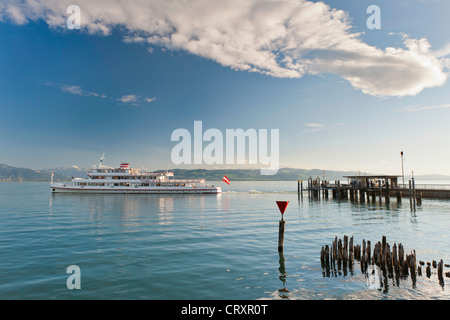 Deutschland, Wasserburg, Blick auf Schiff Abfahrt von der Anlegestelle Stockfoto