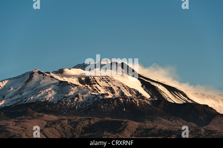 Ein Blick am frühen Morgen auf den rauchenden Gipfel des Ätna (3350m), Sizilien, Italien, von der Nähe Viagrande aus gesehen. Es ist der aktivste Vulkan in Europa Stockfoto