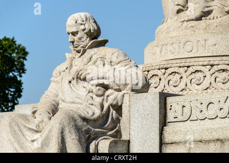 WASHINGTON DC, Vereinigte Staaten – das John Ericsson Memorial ehrt den Schwedisch-amerikanischen Ingenieur und Erfinder, der den USS Monitor während des Amerikanischen Bürgerkriegs entworfen hat. Diese Bronzestatue des Bildhauers James Earle Fraser befindet sich im West Potomac Park in der Nähe des Lincoln Memorial und wurde 1926 geweiht. Ericsson ist sitzend dargestellt, flankiert von allegorischen Figuren, die Adventure, Labor und Vision repräsentieren. Stockfoto