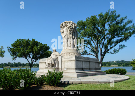 WASHINGTON DC, Vereinigte Staaten – das John Ericsson Memorial ehrt den Schwedisch-amerikanischen Ingenieur und Erfinder, der den USS Monitor während des Amerikanischen Bürgerkriegs entworfen hat. Diese Bronzestatue des Bildhauers James Earle Fraser befindet sich im West Potomac Park in der Nähe des Lincoln Memorial und wurde 1926 geweiht. Ericsson ist sitzend dargestellt, flankiert von allegorischen Figuren, die Adventure, Labor und Vision repräsentieren. Stockfoto