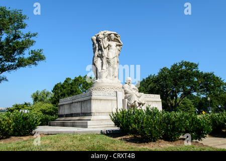 WASHINGTON DC, Vereinigte Staaten – das John Ericsson Memorial ehrt den Schwedisch-amerikanischen Ingenieur und Erfinder, der den USS Monitor während des Amerikanischen Bürgerkriegs entworfen hat. Diese Bronzestatue des Bildhauers James Earle Fraser befindet sich im West Potomac Park in der Nähe des Lincoln Memorial und wurde 1926 geweiht. Ericsson ist sitzend dargestellt, flankiert von allegorischen Figuren, die Adventure, Labor und Vision repräsentieren. Stockfoto