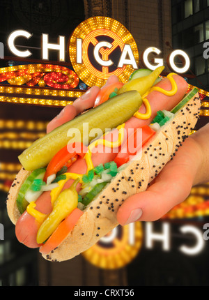 HÄLT EIN CHICAGO STYLE HOT DOG IN DER NACHT Stockfoto