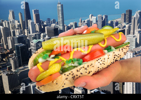 HÄLT EIN CHICAGO STYLE HOT DOG MIT SKYLINE Stockfoto