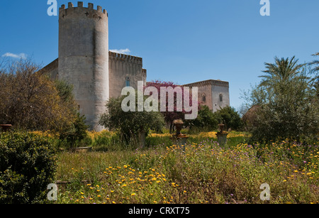 Der Park und das Schloss von Donnafugata, in der Nähe von Ragusa, Sizilien, Italien. Ein neoklassizistisches Herrenhaus aus dem 19. Jahrhundert, das auf den Resten einer mittelalterlichen Festung erbaut wurde Stockfoto