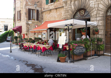 Leute saßen an einem Tisch außerhalb Italienisches Restaurant in Montepulciano Stockfoto