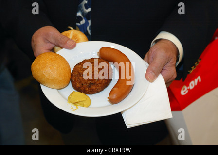 Mittagessen, ein Aktionär der E.ON-Hauptversammlung in Essen Stockfoto