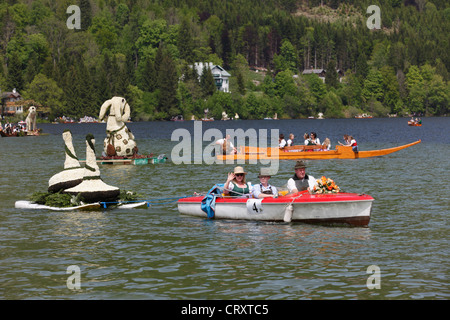 Österreich, Steiermark, Menschen feiern Narzissenfest am Altausseer See Stockfoto