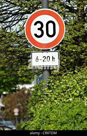 Tempolimit Schild 30 zwischen 6-20 Uhr, Prien Upper Bavaria Germany Stockfoto