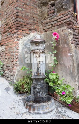 Alter Brunnen auf der Straße in Montepulciano Italien Stockfoto