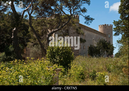 Der Park und das Schloss von Donnafugata, in der Nähe von Ragusa, Sizilien, Italien. Ein neoklassizistisches Herrenhaus aus dem 19. Jahrhundert, das auf den Resten einer mittelalterlichen Festung erbaut wurde Stockfoto