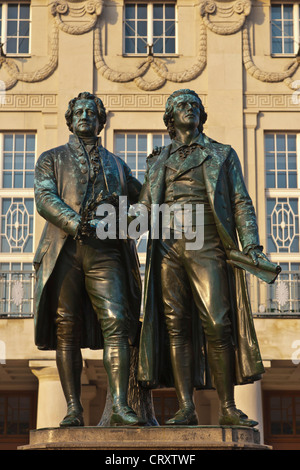 Deutschland, Thüringen, Weimar, Ansicht des Goethe-Schiller-Denkmal vor dem Deutschen Nationaltheater Stockfoto