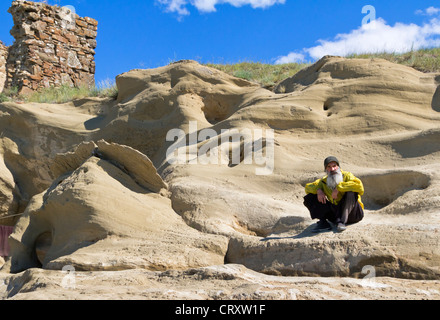 Eins zu eins mit Himmel und Berge: ein Einsiedler Mönch im David Gareja Höhle Kloster (Georgien, Caucasus). Stockfoto