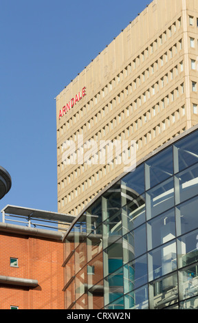 Das Arndale Centre Tower und einen teilweisen Blick auf die sanierte Cross Street Eingang in Manchester von Cross Street gesehen. Stockfoto