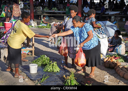 Frau, die auf einem Markt in Madang, Papua-Neuguinea, bubelt und verkauft Stockfoto