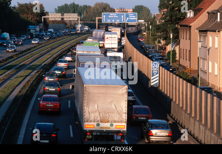 Essen, Feierabendverkehr auf der Autobahn A 40 Stockfoto