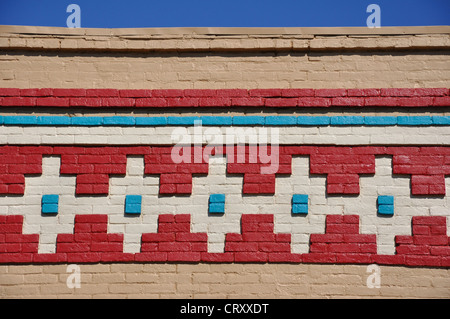 Winslow, Arizona, USA - eine Stadt entlang der historischen Route 66 - indianischer Malerei Detail am Gebäude Stockfoto