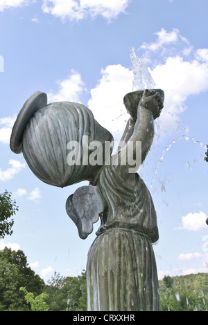 Eine Statue eines Kindes in einem Brunnen an der kostbaren Momente-Kapelle in Carthage, Missouri. Stockfoto