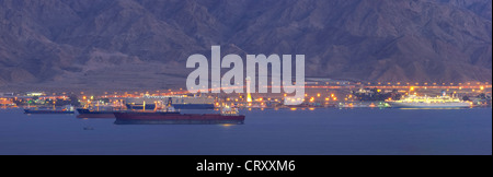 Aqaba Hafen in der Abenddämmerung, Jordanien Stockfoto
