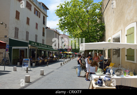 Antike Stände in Boulevard Aguillon, Veille Ville, Antibes, Côte d ' Azur, Alpes-Maritimes, Provence-Alpes-Côte d ' Azur, Frankreich Stockfoto