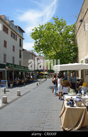 Antike Stände in Boulevard Aguillon, Veille Ville, Antibes, Côte d ' Azur, Alpes-Maritimes, Provence-Alpes-Côte d ' Azur, Frankreich Stockfoto