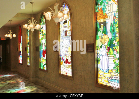 Glasfenster in der kostbaren Momente-Kapelle. Stockfoto