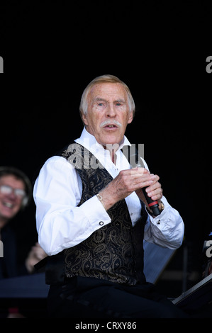 SIR BRUCE FORSYTH macht seinem ersten Festival Auftritt beim Hop Farm Music Festival am 30.06.2012 auf Hop Farm, Paddock Wood. Personen im Bild: Sir Bruce Forsyth. Bild von Julie Edwards Stockfoto