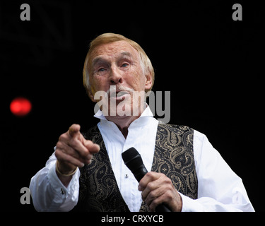 SIR BRUCE FORSYTH macht seinem ersten Festival Auftritt beim Hop Farm Music Festival am 30.06.2012 auf Hop Farm, Paddock Wood. Personen im Bild: Sir Bruce Forsyth. Bild von Julie Edwards Stockfoto