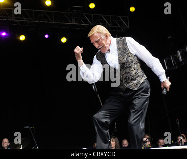 SIR BRUCE FORSYTH macht seinem ersten Festival Auftritt beim Hop Farm Music Festival am 30.06.2012 auf Hop Farm, Paddock Wood. Personen im Bild: Sir Bruce Forsyth. Bild von Julie Edwards Stockfoto