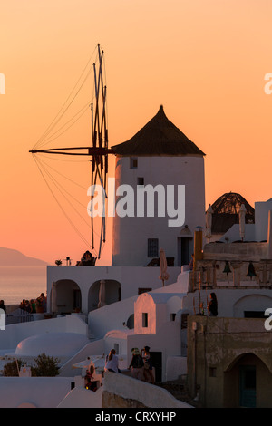 Santorini, Windmühle in Oia bei Sonnenuntergang Stockfoto
