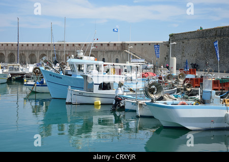 Traditionelle Fischerboote in Vieux Port (Alter Hafen), Antibes, Côte d ' Azur, Alpes-Maritimes, Provence-Alpes-Côte d ' Azur, Frankreich Stockfoto