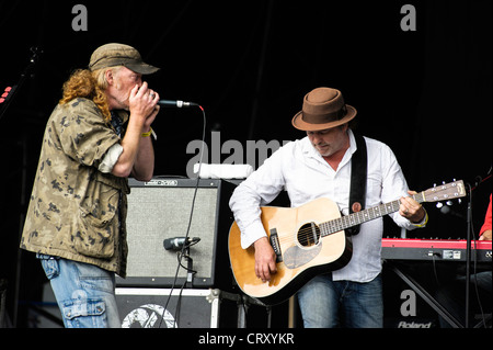 Die Levellers spielt Hop Farm Music Festival am 07.01.2012 im Hop Farm, Paddock Wood. Personen im Bild: Mark Chadwick (Gesang, Gitarre, Mundharmonika), Simon Freund (Gitarre, Banjo, Gesang, Mandoline, Mundharmonika), Jeremy Cunningham (Bass-Gitarre, Gesang), Charlie Heather (Schlagzeug), Jonathan Sevink (Geige), Matt Savage (Keyboards, backing-Vocals). Bild von Julie Edwards Stockfoto