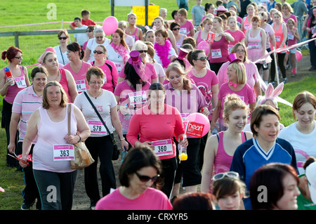 Frauen im Rennen um Leben in Stratford Racecourse. Stockfoto