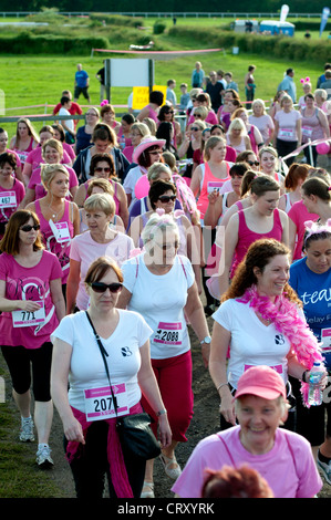 Frauen im Rennen um Leben in Stratford Racecourse. Stockfoto