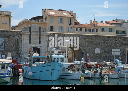 Traditionelle Fischerboote in Vieux Port (Alter Hafen), Antibes, Côte d ' Azur, Alpes-Maritimes, Provence-Alpes-Côte d ' Azur, Frankreich Stockfoto