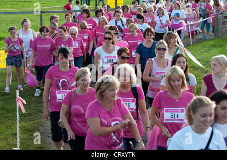 Frauen im Rennen um Leben in Stratford Racecourse. Stockfoto