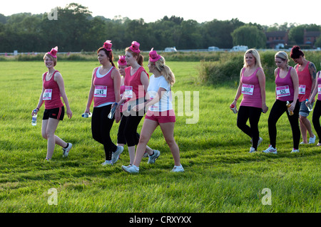 Frauen gehen in das Rennen um Leben in Stratford Racecourse. Stockfoto