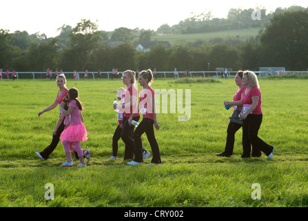 Frauen gehen in das Rennen um Leben in Stratford Racecourse. Stockfoto