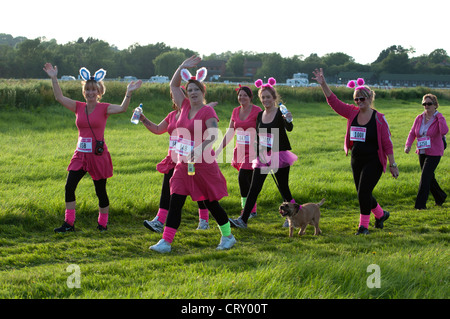 Frauen gehen in das Rennen um Leben in Stratford Racecourse. Stockfoto