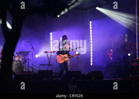 Band auf der Bühne mit blauer Beleuchtung Stockfoto