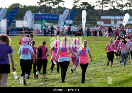 Frauen im Rennen um Leben in Stratford Racecourse. Stockfoto