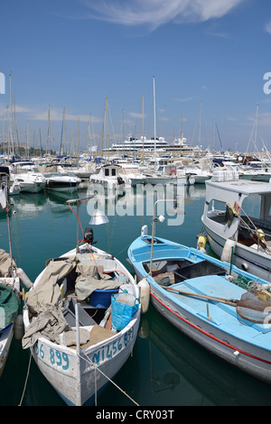 Vieux Port (Alter Hafen), Antibes, Côte d ' Azur, Alpes-Maritimes, Provence-Alpes-Côte d ' Azur, Frankreich Stockfoto