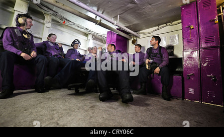 Flugbegleiter (Fuels) Genießen Sie einen Moment der Stillstandszeit zwischen den Flugvorgängen im Crew-Shelter an Bord des Flugzeugträgers USS Nimitz (CVN 68). boatswainÕs Nimitz führt derzeit die Ausbildung von Spediteur-Trägern durch, um sich auf den Rim of the Pacific (RIMPAC) 2012 vorzubereiten, die größte internationale maritime Übung der worldÕs. Stockfoto